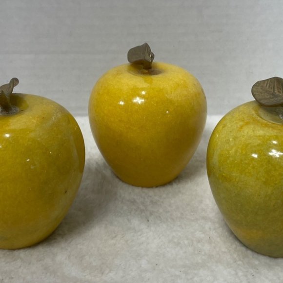 COPY - Alabaster Apples Set of 3 Golden Delicious Fruit Display Paperweight Vin… - Picture 2 of 6